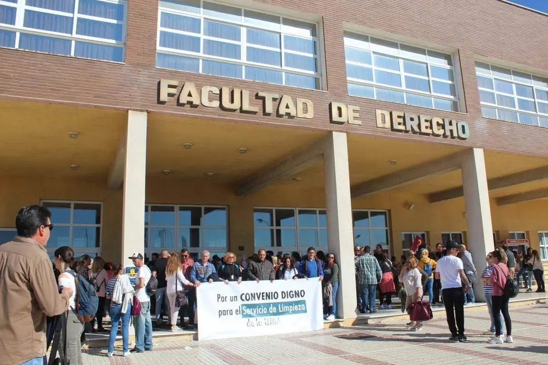 Concentraci&oacute;n limpieza Facultad de Derecho de M&aacute;laga. - vm