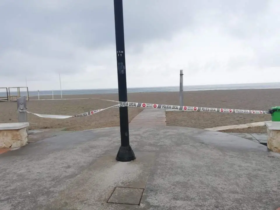 El coronavirus obliga a cerrar playas, bares y parques infantiles