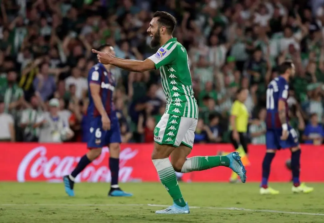 Borja Iglesias celebra su primer tanto como futbolista del Betis - EFE