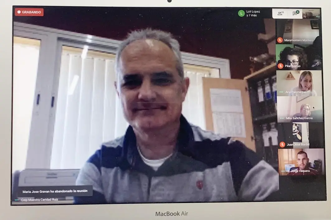 El secretario del centro, Miguel &Aacute;ngel Reyes, en la video-conferencia con los otros centros - A. I.