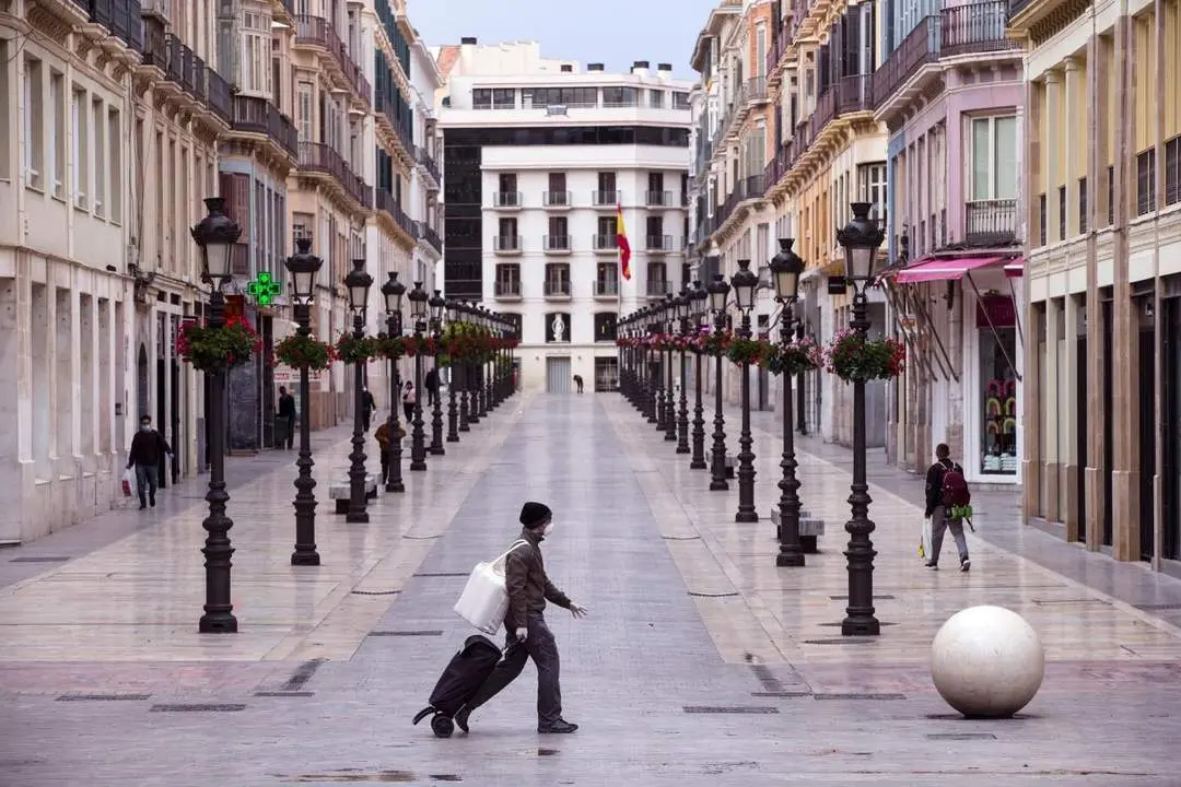 Un viandante por la calle Larios. - EFE