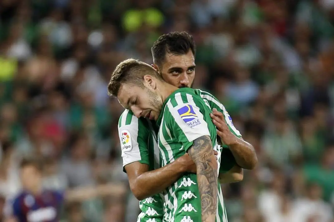 Loren Mor&oacute;n y Borja Iglesias celebran un tanto juntos - RBB