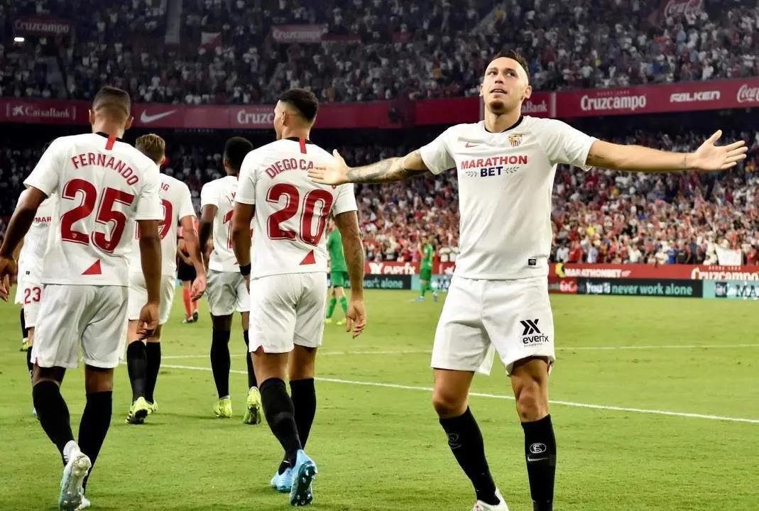 Lucas Ocampos celebra su tanto ante la Real Sociedad - Ra&uacute;l Caro/EFE