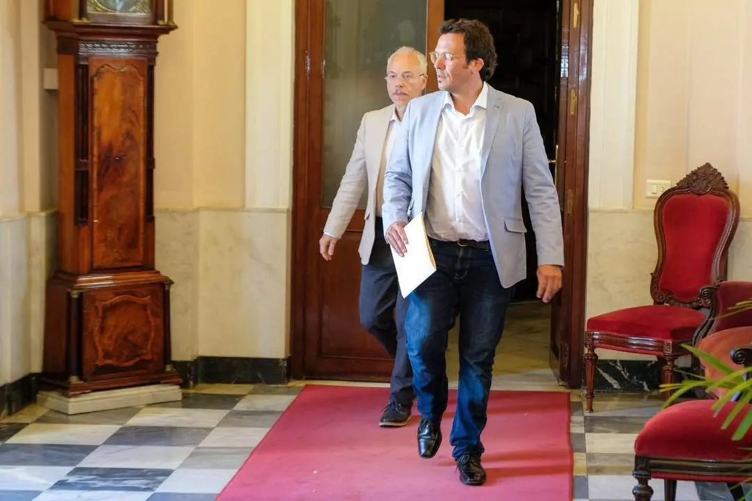 Jos&eacute; Vicente Barcia, jefe del Gabinete de Alcald&iacute;a, detr&aacute;s del alcalde, Jos&eacute; Mar&iacute;a Gonz&aacute;lez, Kichi. - Ayuntamiento