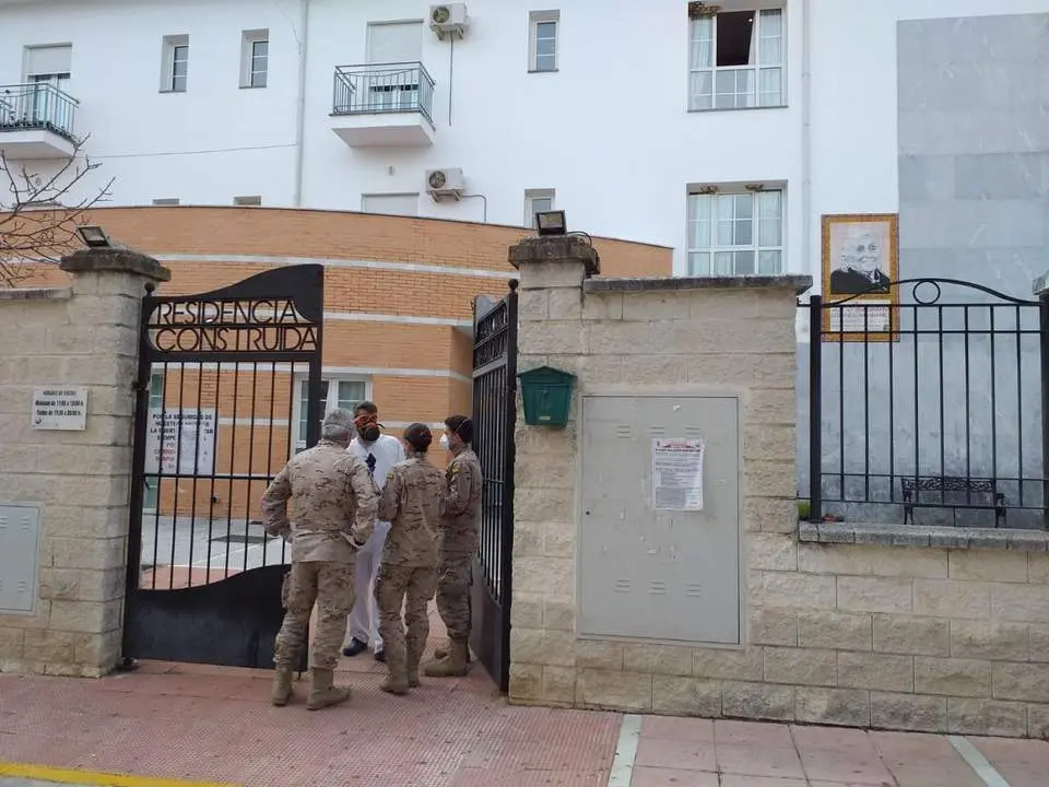La Armada act&uacute;a en Alcal&aacute; del Valle (C&aacute;diz) tras un brote en una residencia de ancianos. - EP