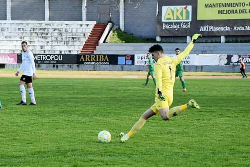 El portero sanluque&ntilde;o Marco golea el bal&oacute;n - A. I.
