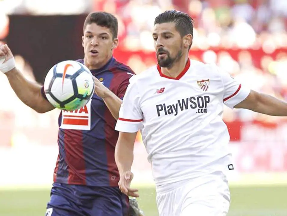 Nolito pelea por un bal&oacute;n durante un partido frente al Eibar en el Ram&oacute;n S&aacute;nchez Pizju&aacute;n. - EFE