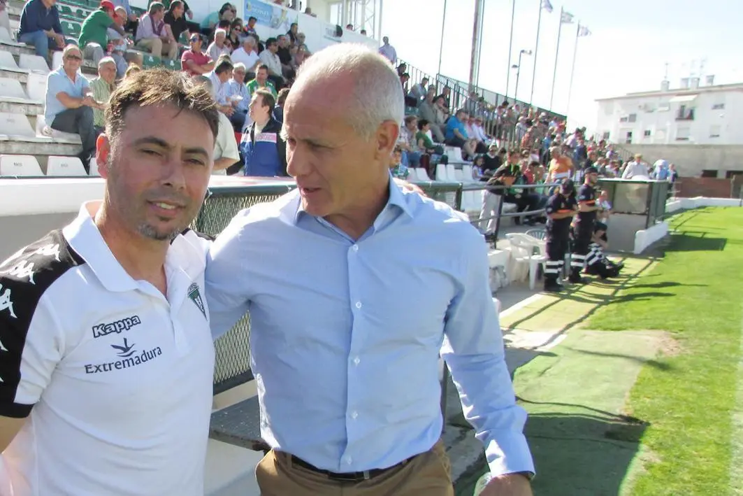 Manolo Sanl&uacute;car, ex jugador del Atl&eacute;tico Sanluque&ntilde;o, y Rafa Carrillo, ex entrenador de este club, en El Palmar - Ra&uacute;l J. Bustillos
