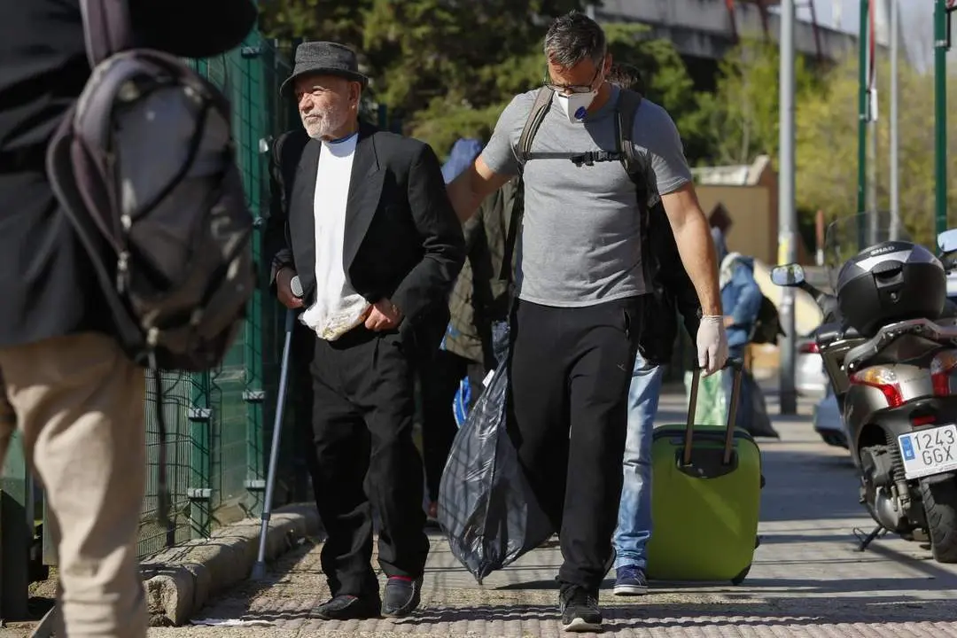 LLegada de personas sin hogar al Palacio de deportes de Granada. - Europa Press