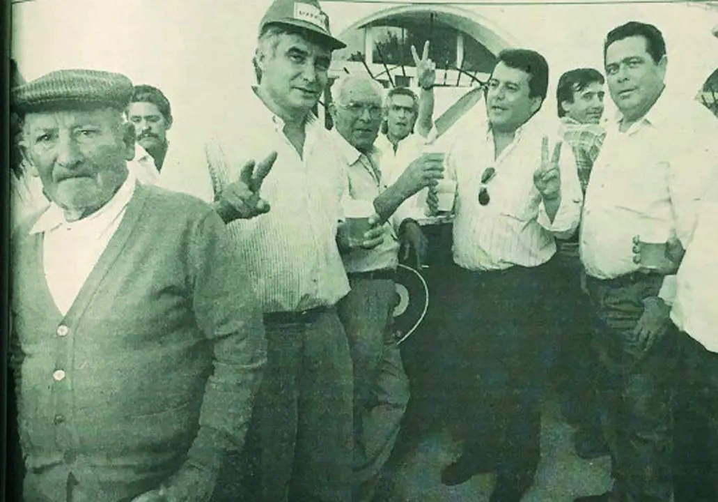 Fotograf&iacute;a de portada de &lsquo;Jerez Informaci&oacute;n&rsquo; en la que se informaba de la independencia de San Jos&eacute; del Valle, con el alcalde Jos&eacute; Mar&iacute;a Garc&iacute;a feliz. - A. I.