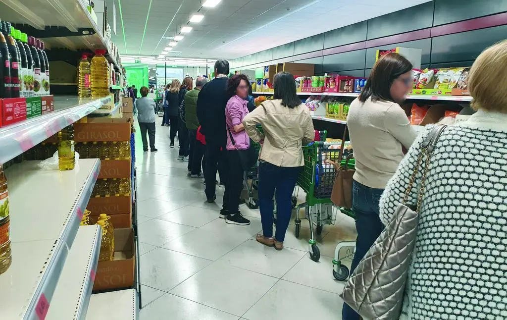 En la cola para pagar la compra del d&iacute;a. - Viva