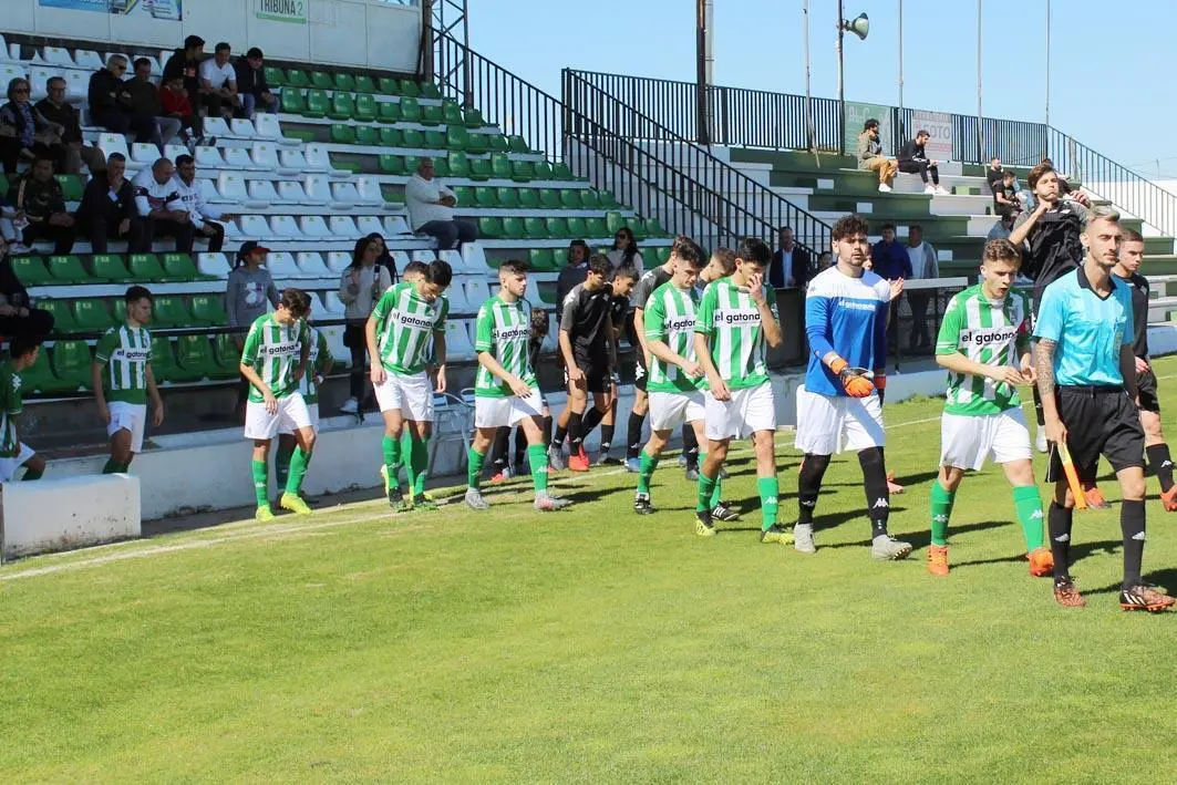 El equipo juvenil A del Atl&eacute;tico Sanluque&ntilde;o antes de enfrentarse al Betis en el &uacute;ltimo partido que disput&oacute; - Ra&uacute;l J. Bustillos