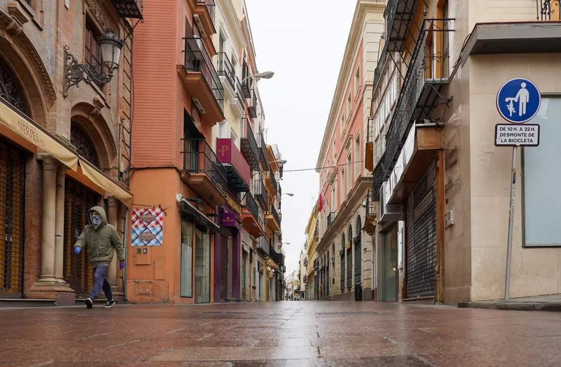Un hombre camina por la solitaria calle Sierpes. - EP