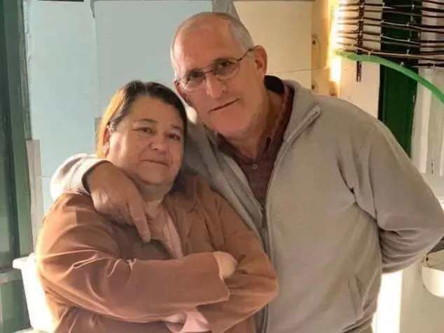 Juan con Isabel, su esposa, que falleci&oacute; la semana pasada por coronavirus.0 - Cedida