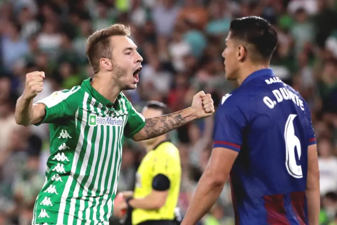 Loren Mor&oacute;n celebra un gol en la remontada del Real Betis ante el Levante en el Villamar&iacute;n. - Julio Mu&ntilde;oz/EFE