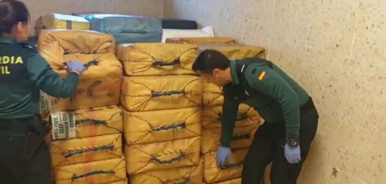 Fardos de droga incautados. - VH