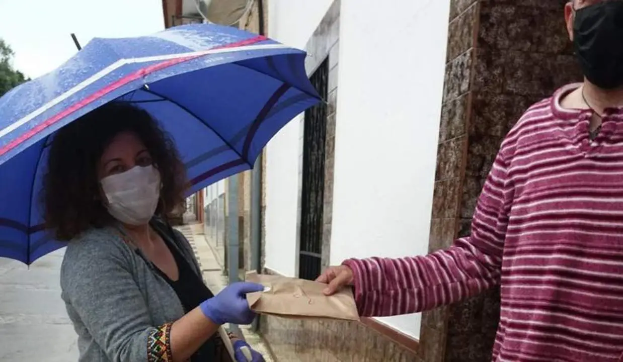 Reparto de mascarillas en Rosal. - VH