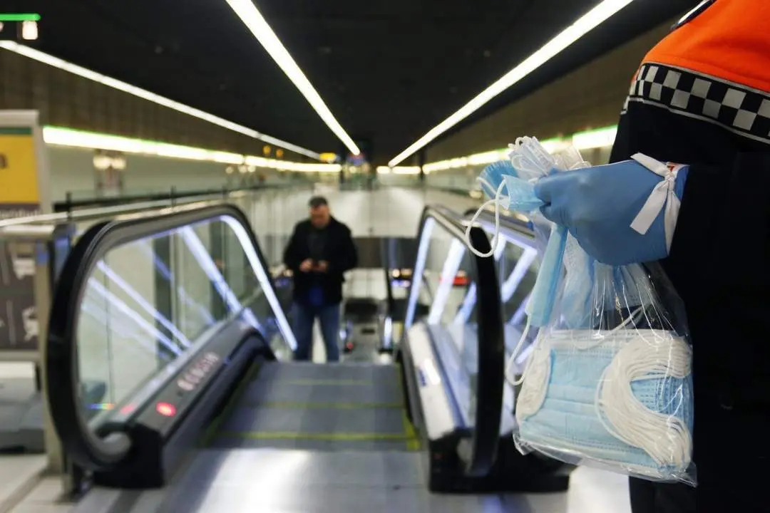 Reparto de mascarillas en el metro. - EP/A.Z.
