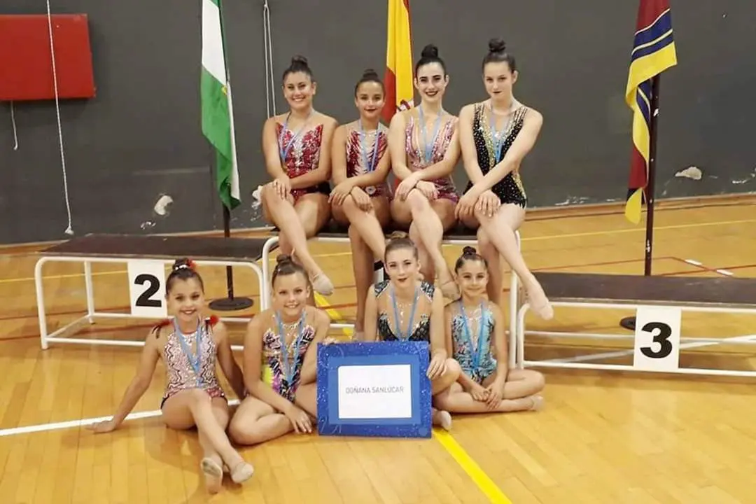 Ocho gimnastas del Club Do&ntilde;ana en el Pabell&oacute;n Cubierto del Polideportivo Municipal - A. I.