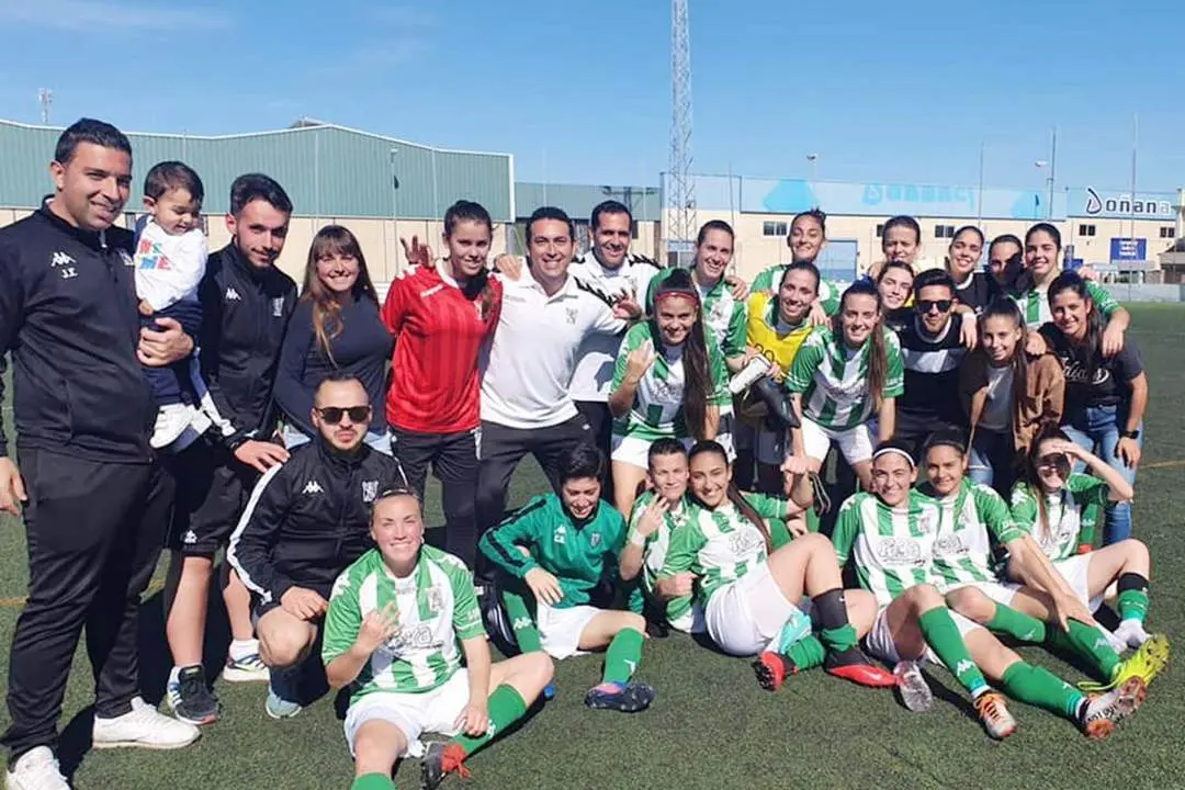 Juani -el primero por la izquierda- en el &uacute;ltimo partido que afront&oacute; - ASCF