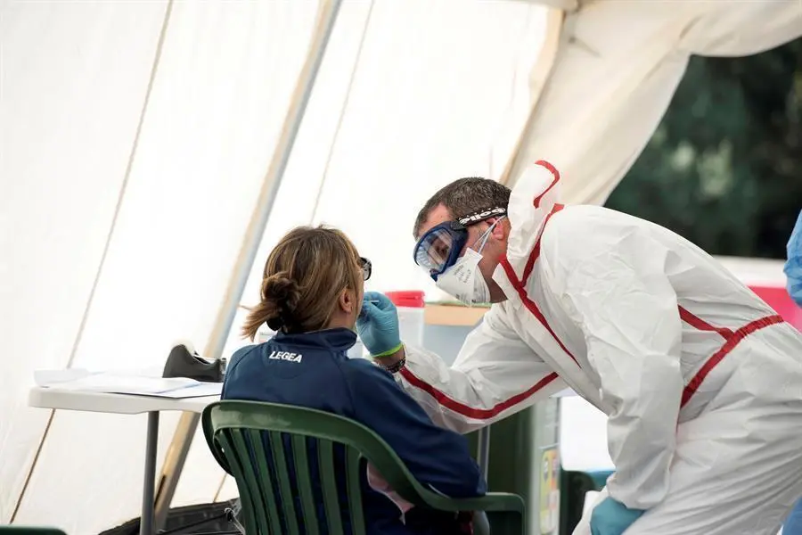 Una mujer se hace un test r&aacute;pido para detectar el Covid-19. - EFE