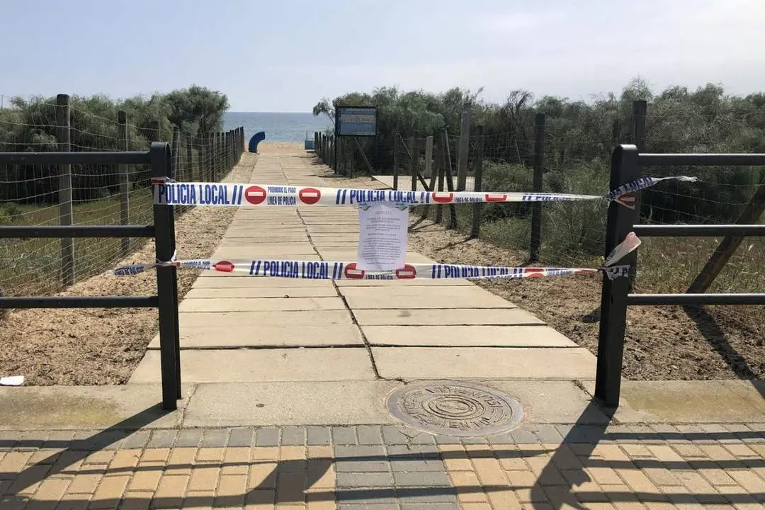 Playa cerrada en la costa onubense. - VH