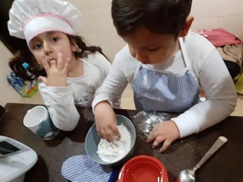 Ni&ntilde;os realizando recetas de cocina en casa.  - ONCE