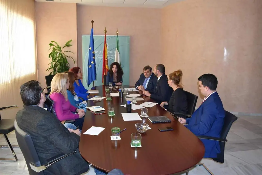 La consejera de Igualdad, Roc&iacute;o Ruiz, en una reuni&oacute;n con su equipo directivo. - Junta