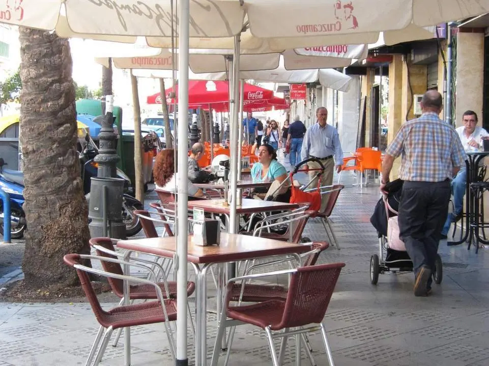 Terraza de un bar en Huelva. - EP
