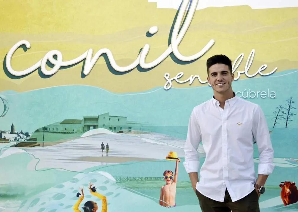 El piloto Marcos Ram&iacute;rez, durante el acto donde le otorgaron el premio a la Promoci&oacute;n Tur&iacute;stica de Conil 2019. - G.L&oacute;pez