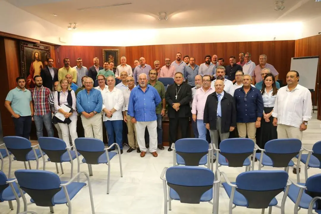 El obispo Jos&eacute; Mazuelos junto a los hermanos mayores - Oliverio Ruiz