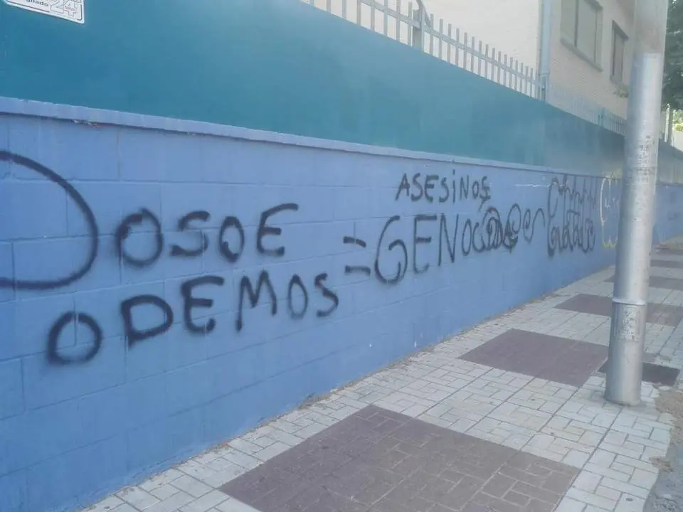 Pintadas de "asesinos" y "genocidas" contra PSOE y Podemos en M&aacute;laga