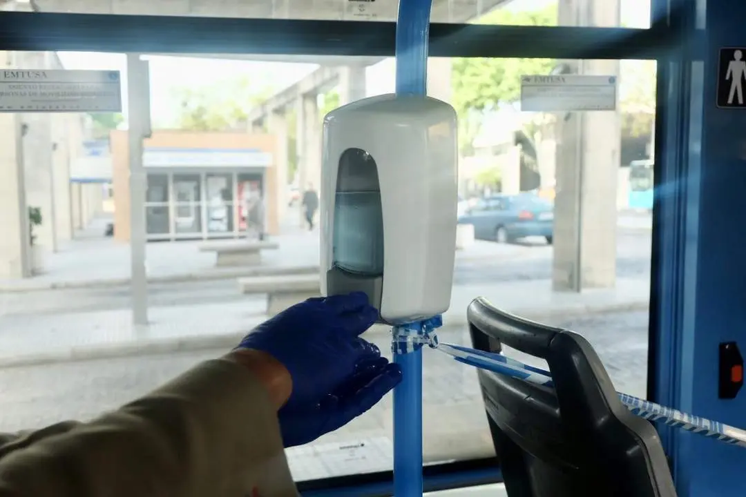 Mamparas, dispensador de gel y aforo al 50% en los autobuses de Huelva