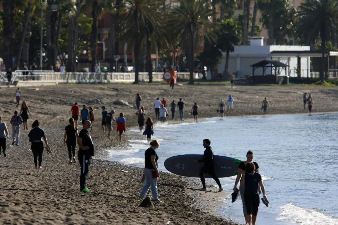 Ambiente en las playas de M&aacute;laga estos d&iacute;as. - &Aacute;lex Zea.EP