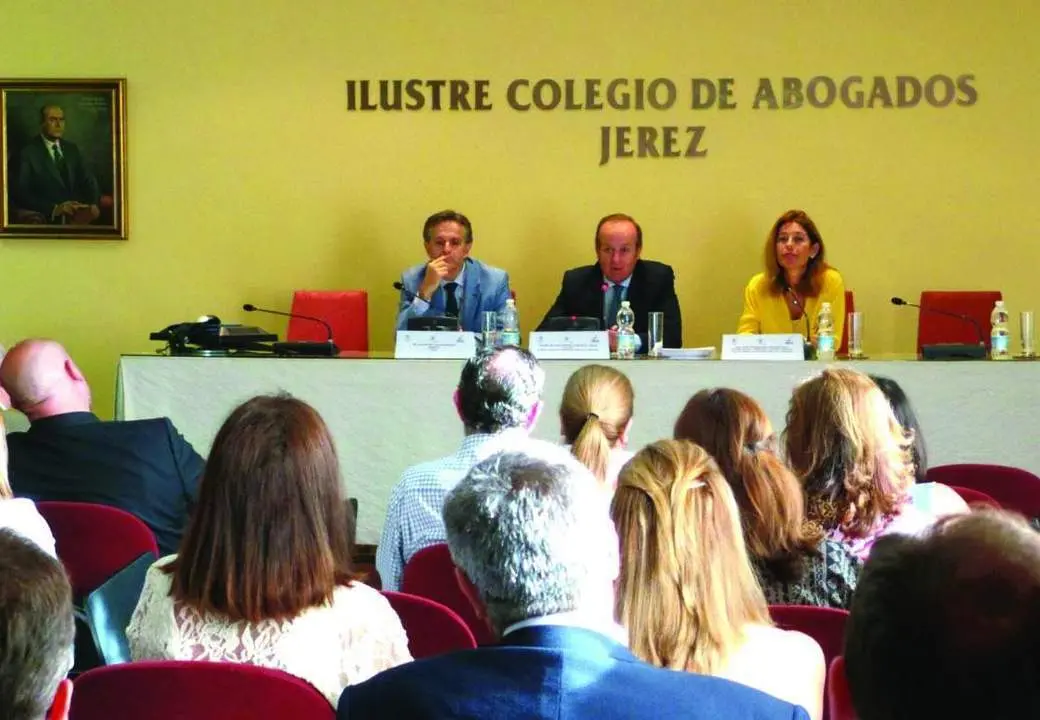 El decano del Colegio de Abogados con letrados en un acto.  - Viva