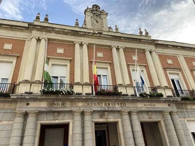 Banderas a media asta en el Ayuntamiento de Huelva. - VH