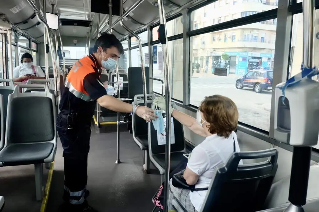 Reparto de mascarillas en el autob&uacute;s. - VH