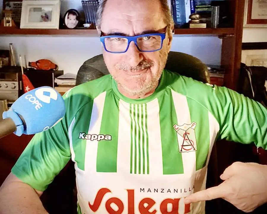 Carlos Herrera con la camiseta del Atl&eacute;tico Sanluque&ntilde;o en 'Herrera en Cope' - A. I.