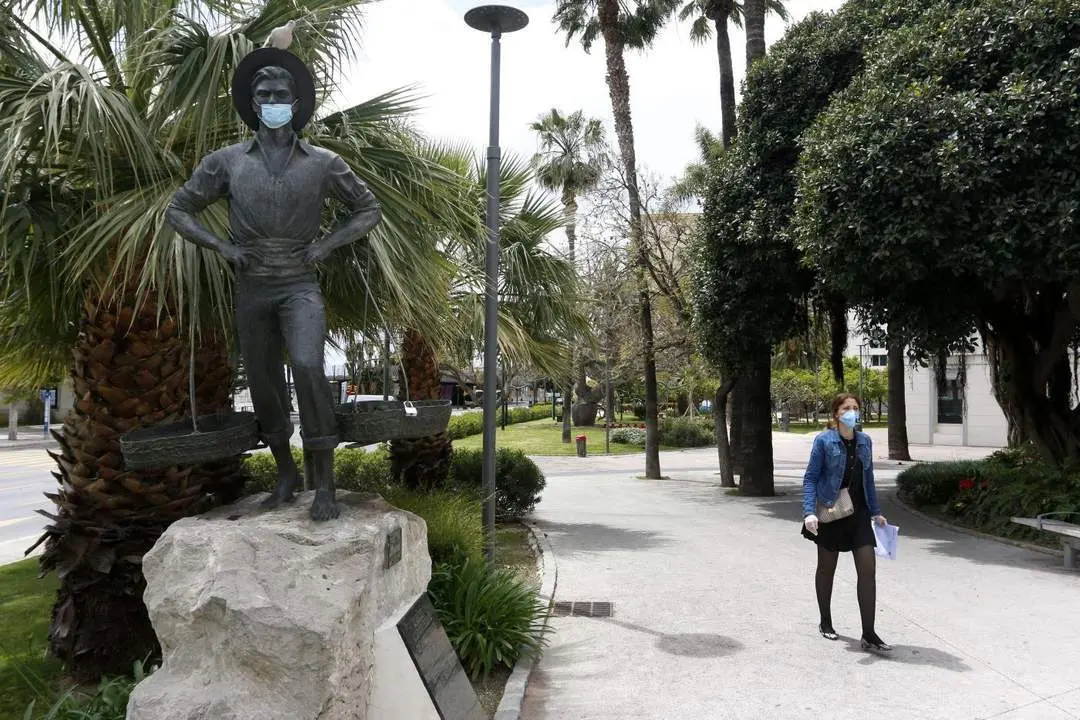 Una persona pasea durante el estado de alarma en M&aacute;laga. - &Aacute;lex Zea/EP
