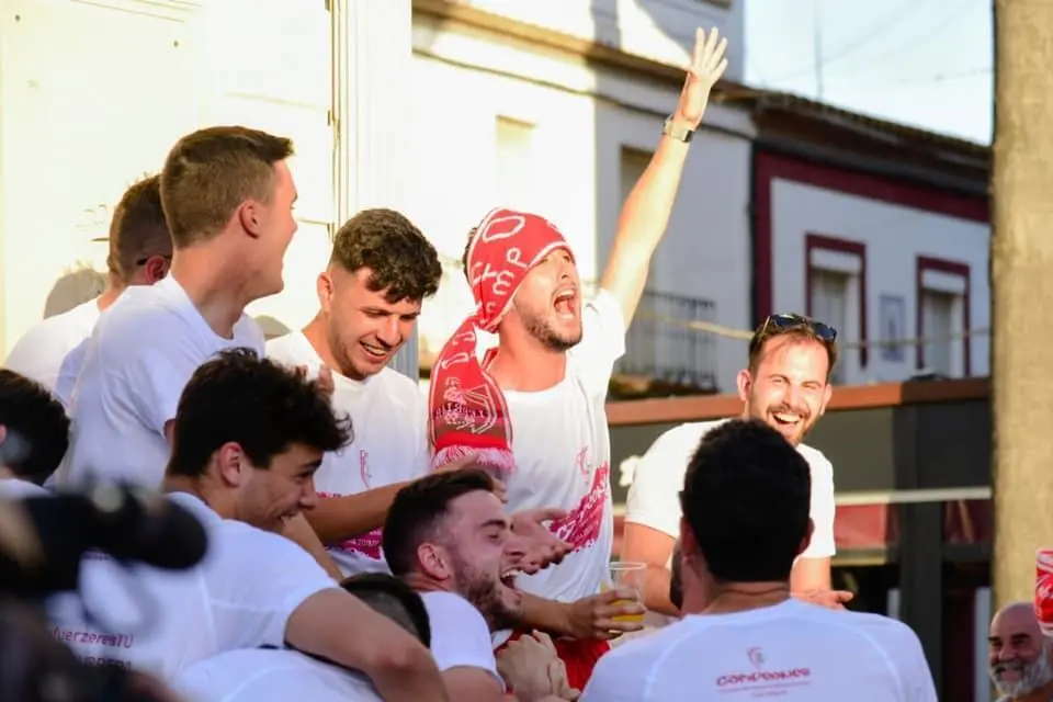 Adri -con el brazo levantado- cuando el Antoniano celebr&oacute; hace un a&ntilde;o el ascenso a Tercera - A. I.
