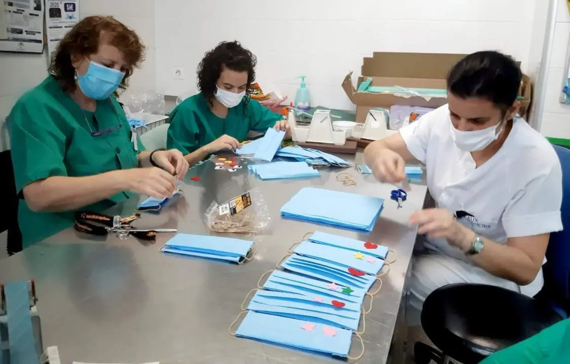 Confecci&oacute;n de mascarillas en el hospital. - VH