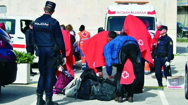 Imagen de la llegada a Puerto Am&eacute;rica, en C&aacute;diz, de los inmigrantes rescatados en Cabo Roche el 3 de marzo. - Eulogio Garc&iacute;a