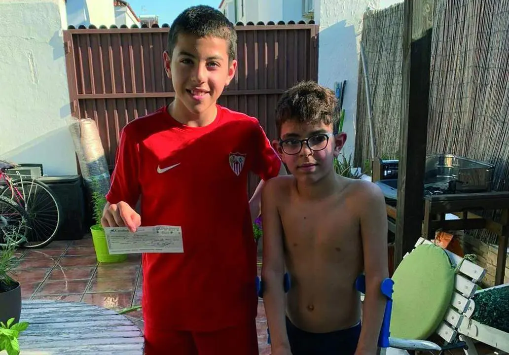 Francis con Hugo en la entrega de la donaci&oacute;n.  - Cedida