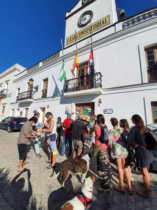 Protesta de la plataforma Salvemos Valdevaqueros en el Ayuntamiento. - Europa Press