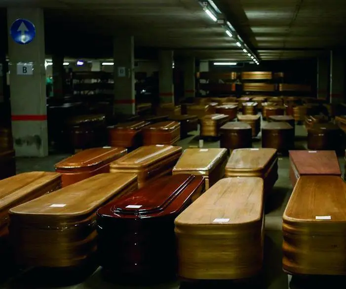 El parking del tanatorio de Collserola, en Catalu&ntilde;a, como improvisada morgue. - EFE
