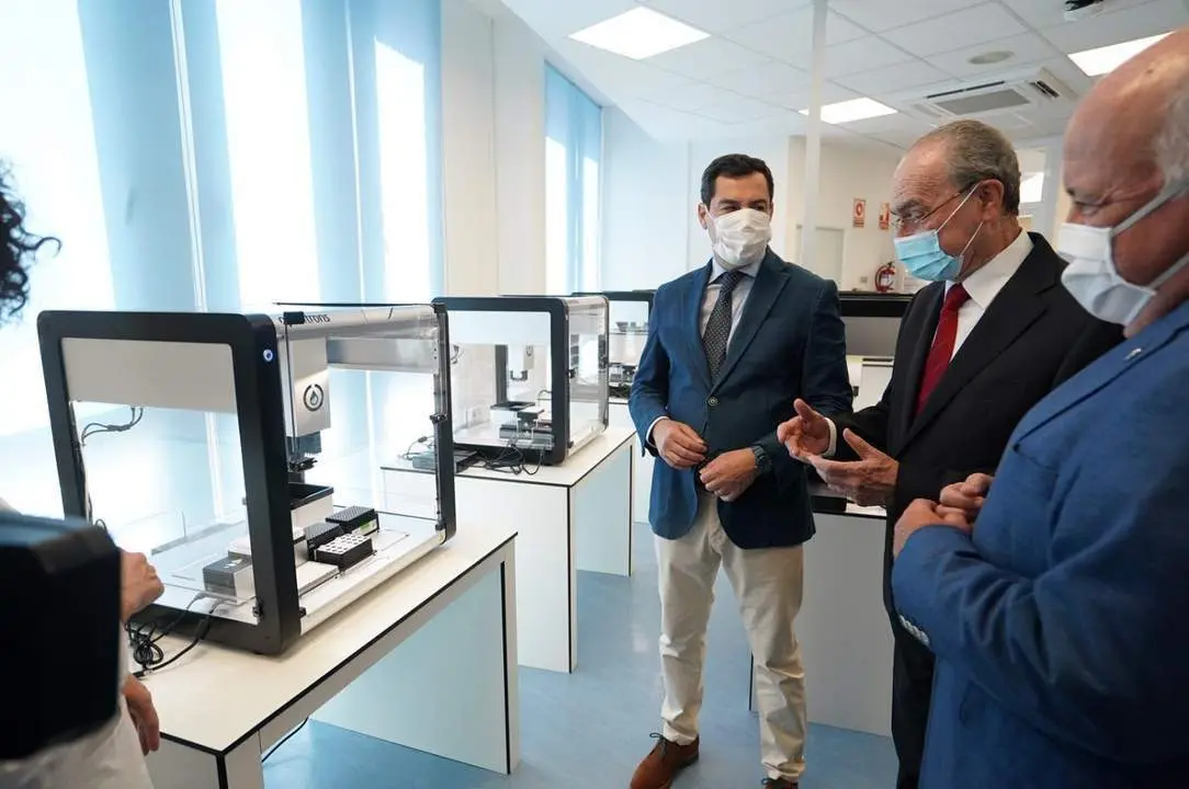 Mreno ha conocido el robot para test masivos. - junta de andaluc&iacute;a