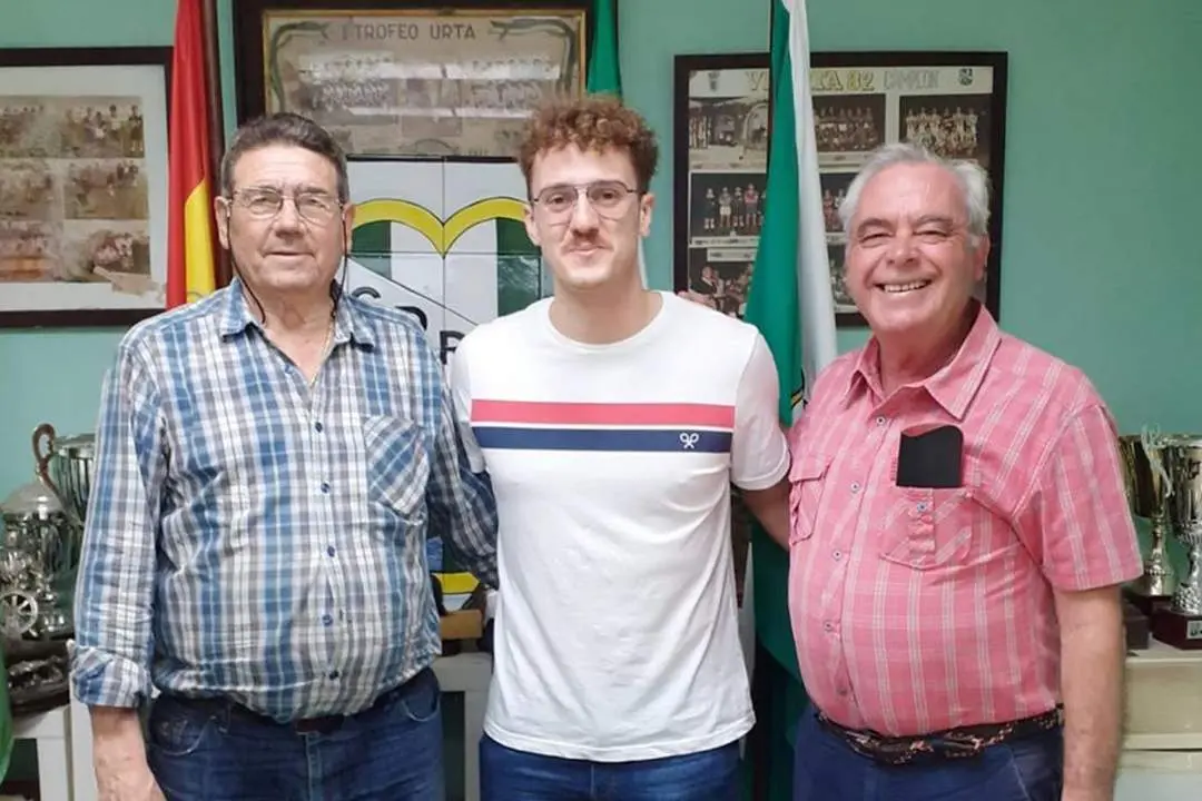 Un momento de la presentaci&oacute;n de Ezequiel como jugador del CD Rotra - CD Rota