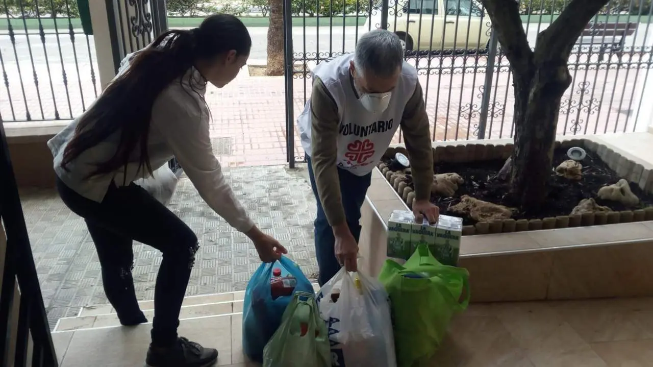 Entrega de alimentos por parte de voluntarios de C&aacute;ritas - C&aacute;ritas