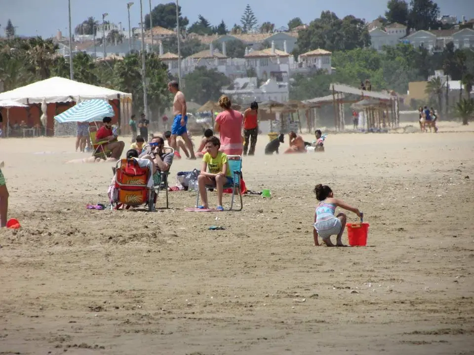 Ba&ntilde;istas en la playa de Sanl&uacute;car. - Informaci&oacute;n.