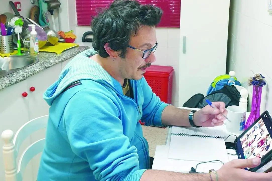 Jos&eacute; Mar&iacute;a Gonz&aacute;lez, en su casa mientras trabaja mediante v&iacute;a telem&aacute;tica.  - 